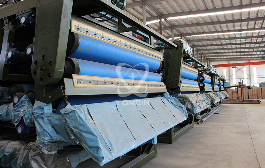 Precio de suministro de fábrica Máquina de deshidratación de concentrado de relaves de minería Bandeja horizontal Filtro de prensa de correa de vacío